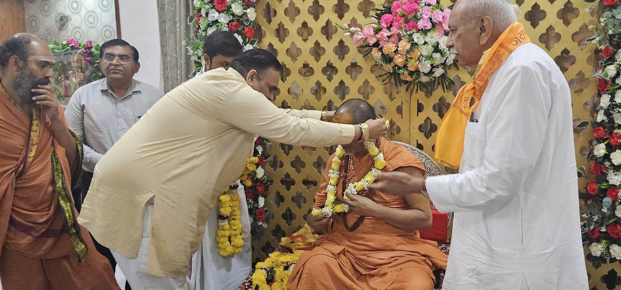 દ્વારકા શારદાપીઠ જગદગુરુ શંકરાચાર્યે શ્રી સદાનંદ સરસ્વતી મહારાજના આશીર્વાદ લીધા.